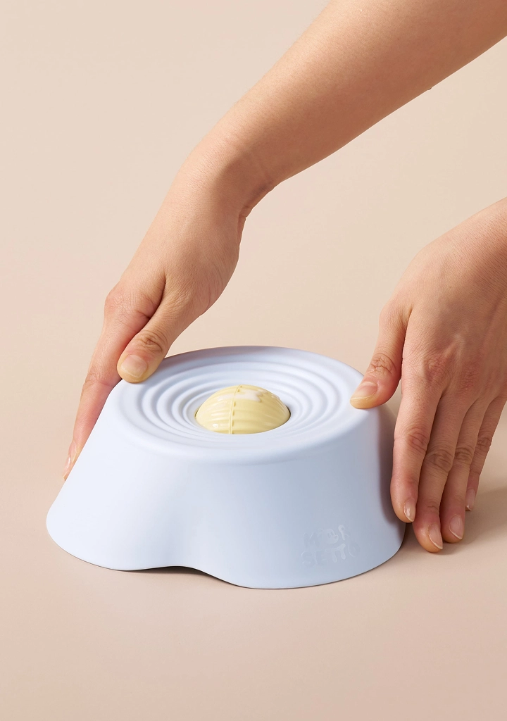 Clicking the bowl into the base